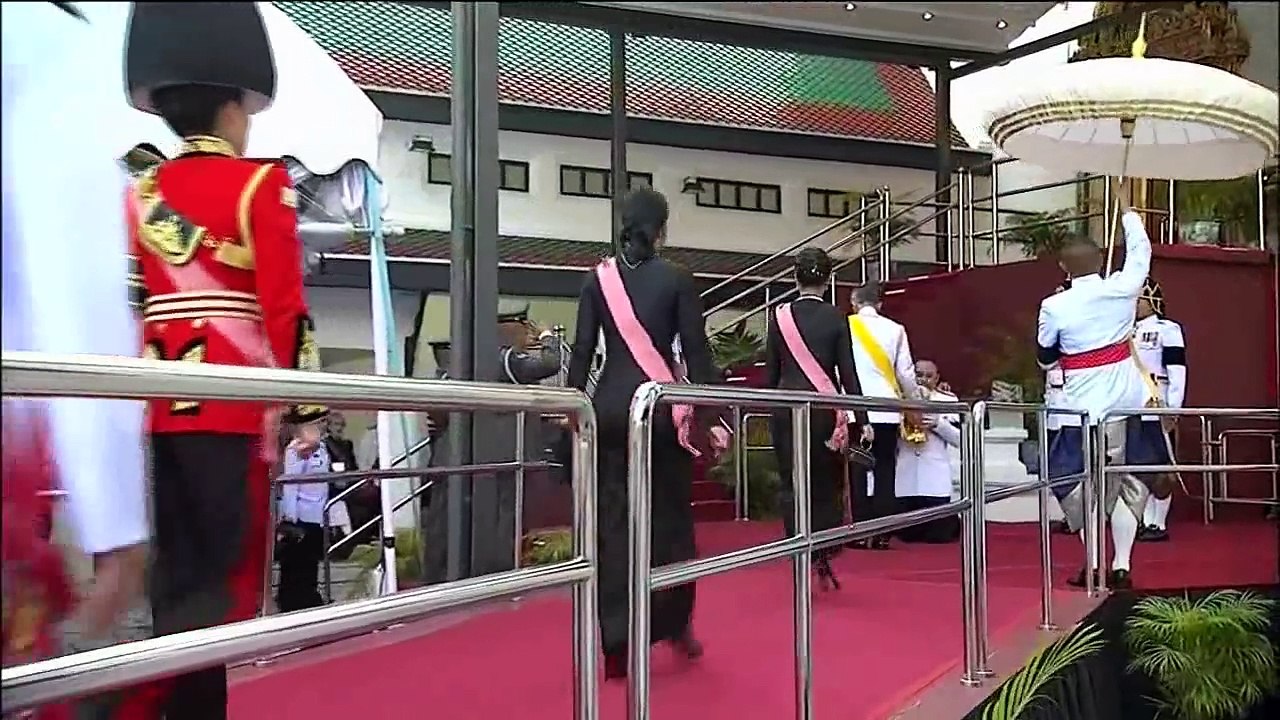 ในหลวงร.10 เสด็จพระราชพิธีบำเพ็ญพระราชกุศลพระบรมอัฐิ 28 ตุลาคม 2560