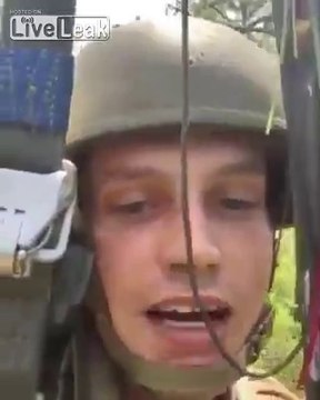Suspendu à son parachute dans un arbre ce soldat a raté son atterrissage !