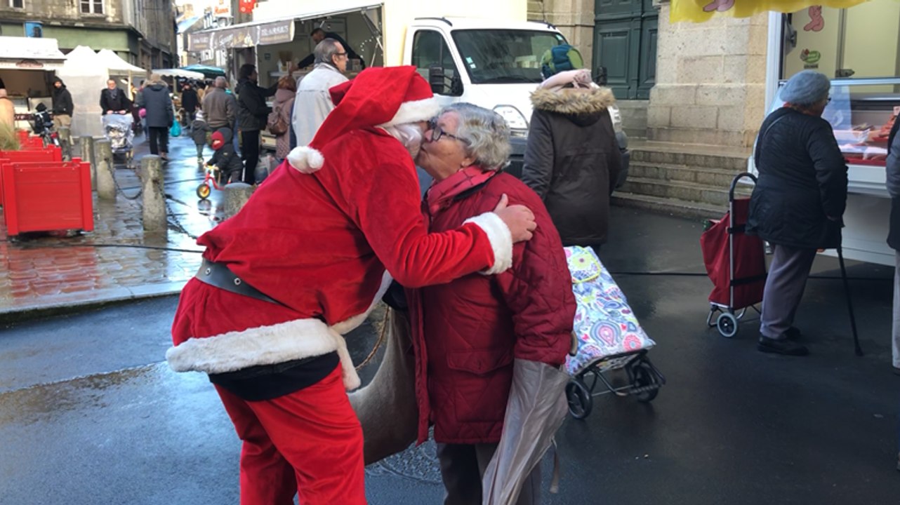 Le père Noël se promène dans le centre-ville