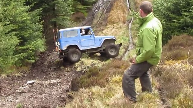 Un homme fail sa descente en 4x4 lors d'une sortie tout-terrain