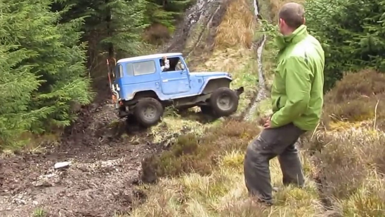 Un homme fail sa descente en 4x4 lors d'une sortie tout-terrain