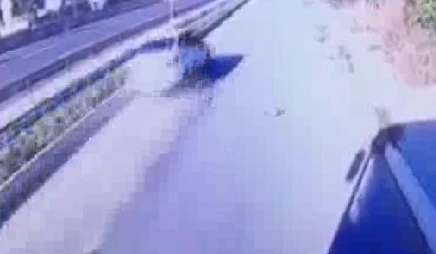 Korkunç an: Karşıdan karşıya geçmeye çalışan anne ve bebeğine otomobil çarptı