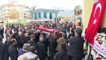 Öğrencilerinin silahlı saldırısına uğrayan okul müdürü Ayhan Kökmen'in cenazesi toprağa verildi - İZMİR