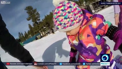 Bébé fait du Snowboard à même pas 1 an !! Future championne...
