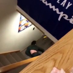 il veut faire une cascade dans les escaliers LOL