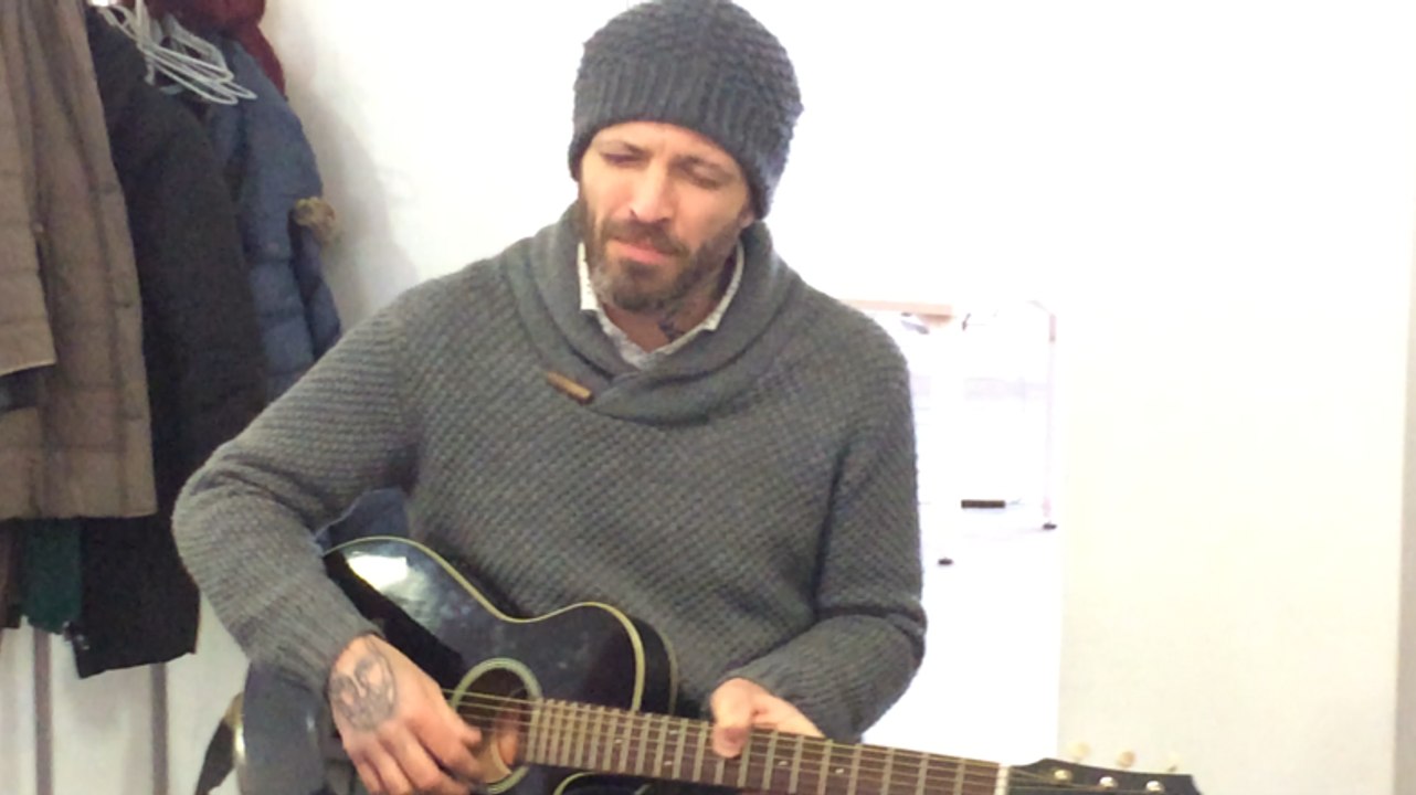 Joah chante pour les réfugiés
