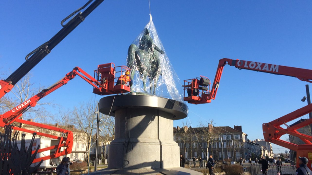 La statue de Napoléon enfin dans sa bulle