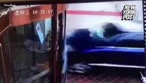 Un chauffard détruit un hotel en fonçant dedans avec son SUV à 3 reprises... Fou