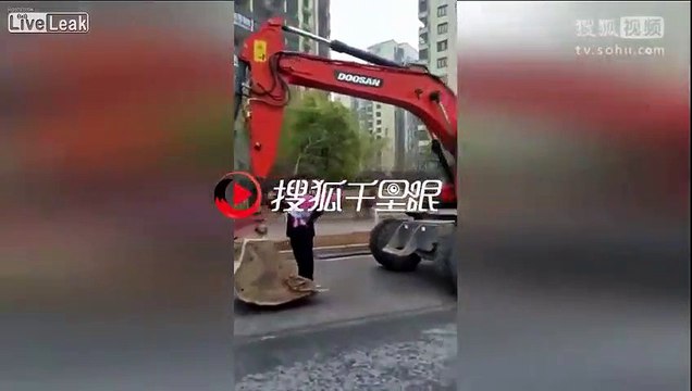 Défilé de 66 pelleteuses pour fêter un mariage en Chine !