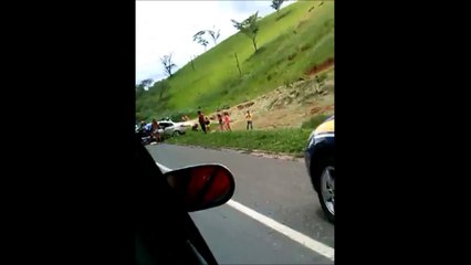 下载视频: BR 101 SulAcidente entre carros mata uma pessoa e deixa outras feridas na BR 101 em Atílio Vivácqua