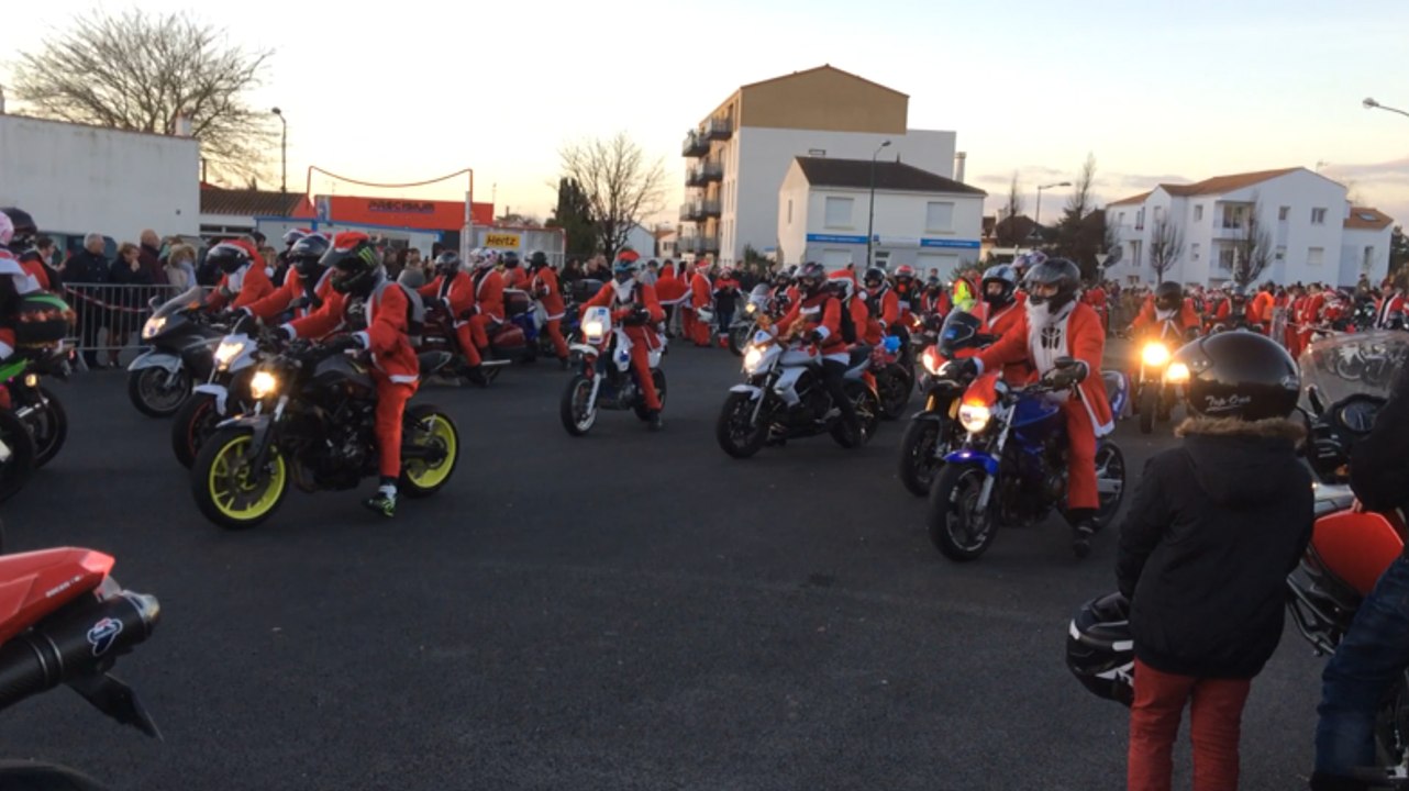 L'arrivée des pères Noël à moto à Challans
