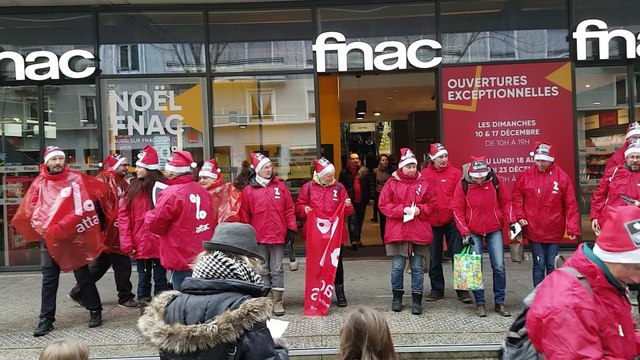 Intervention d'ATTAC à Chambéry Apple paye tes impôts !