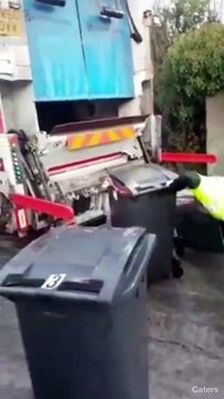 Cet eboueur est en grosse galère à cause du verglas... tellement drôle