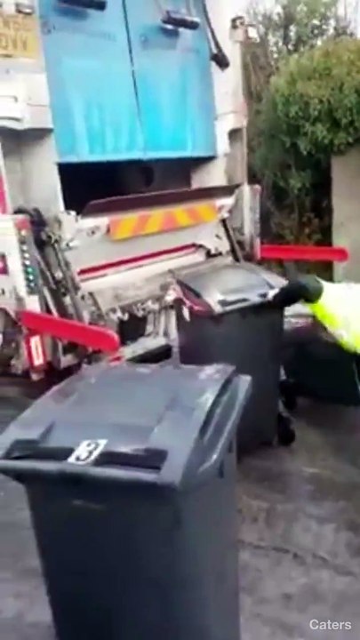 Cet eboueur est en grosse galère à cause du verglas... tellement drôle