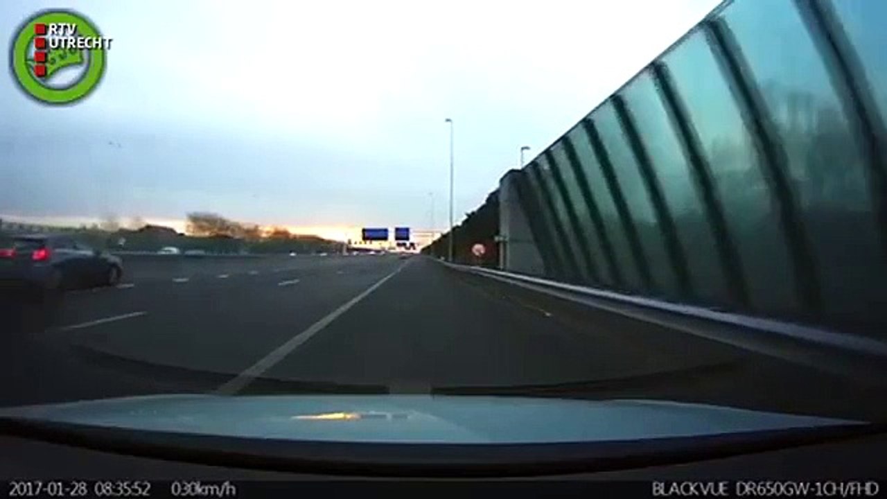 Ce débile ralenti sur la 3eme voie de l'autoroute et c'est le drame