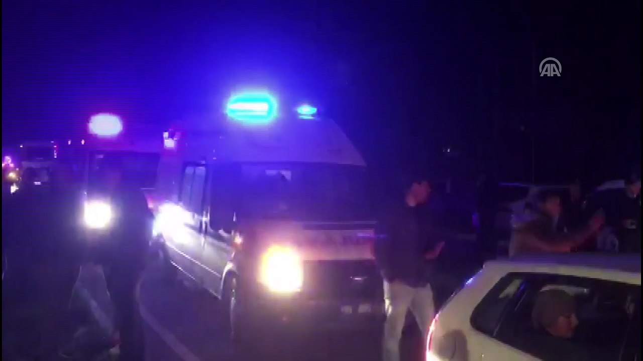 Adana'da tır ile otobüs çarpıştı - Kazada çok sayıda tarım işçisi yaralandı (2)