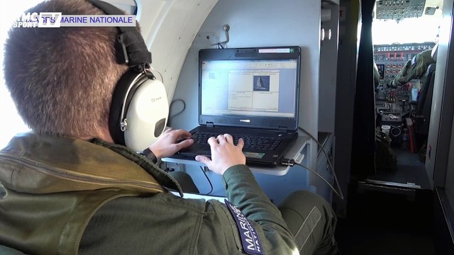 Un hélicoptère de la marine nationale survole le trimaran de François Gabart