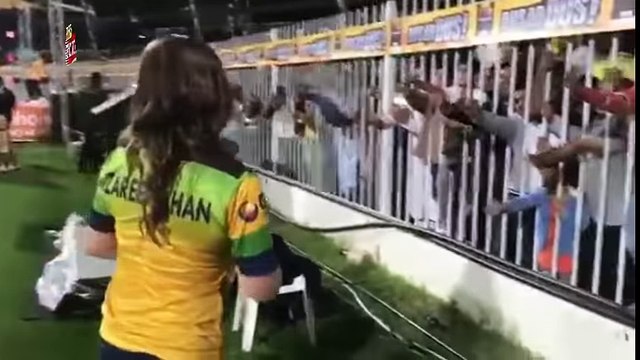 Shahid Afridi's Pakhtoons Team Shirt Being Distributed By Zareen Khan - YouTube