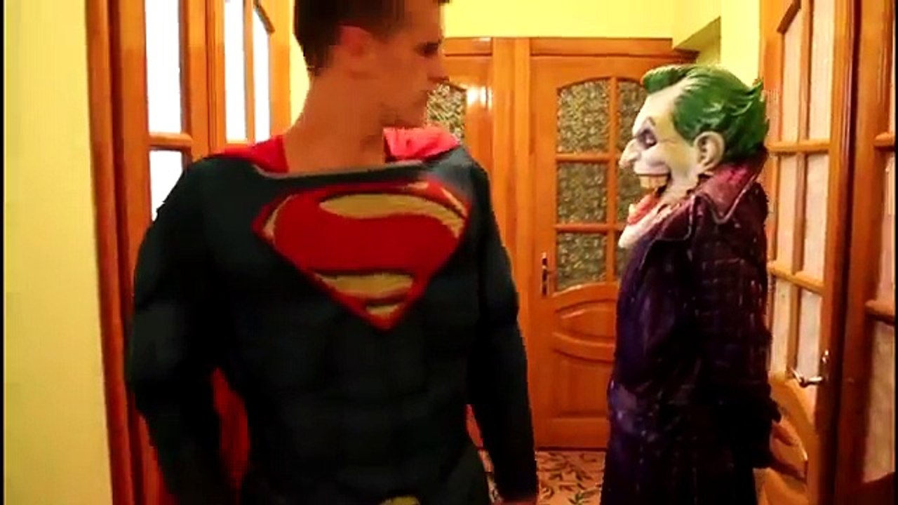 Siêu Nhân NGƯỜI NHỆN và Công Chúa Băng Giá ELSA  Siêu Nhân Hôn Elsa bị bác Sỹ Joker Tiêm vào Mông