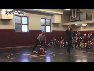 Ablasını Kurtarmak İçin Mindere Fırlayan Kardeş