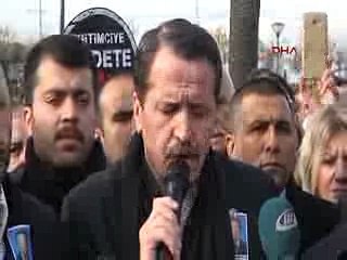 Öldürülen öğretmen için binlerce öğretmenden siyah yürüyüş