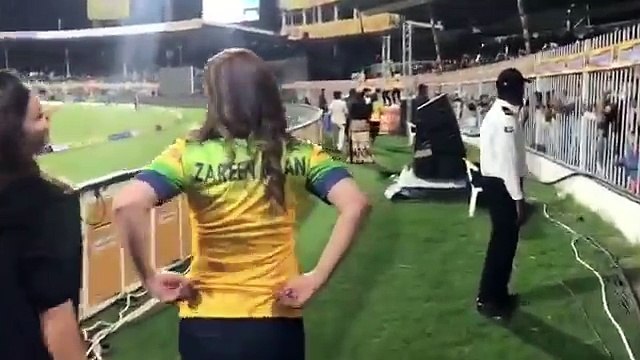 Shahid Afridi's Pakhtoons team shirt being distributed by Zareen Khan