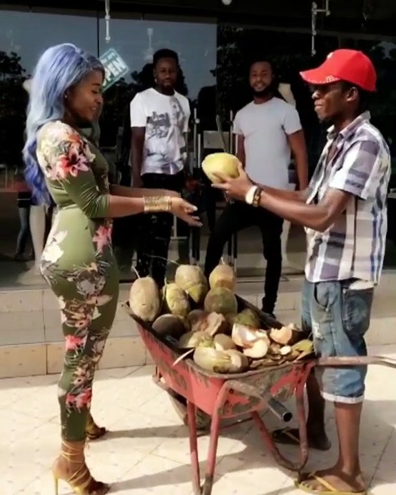 EFIA ODO SHOWS HER BOOBS TO A COCONUT SELLER