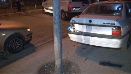 Makas Atan Park Halindeki Otomobile Çarptı: 2 Yaralı