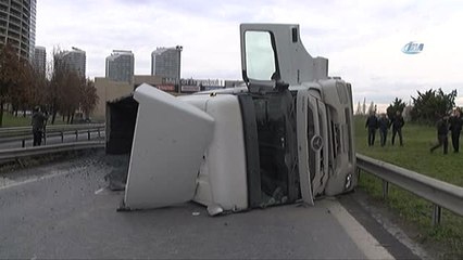Tem Otoyolunda Çimento Yüklü Kamyon Devrildi