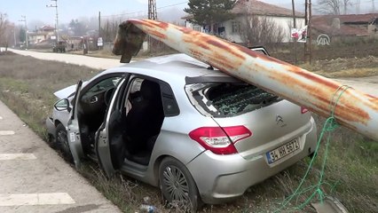 Tokat'ta otomobil reklam direğine çarptı: 3 yaralı