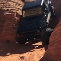 Ce 4x4 fait une descente incroyable et vertigineuse dans les rochers