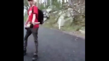 Download Video: Ce gars se met KO tout seul en jetant un baton... Débile