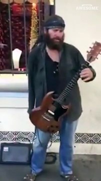 Il joue du Hendrix à la guitare avec un seul bras et c'est magique