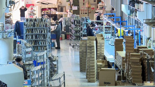 İHRACATIN PARLAYANLARI - Ayakkabıyı tuvale dönüştüren firmanın ihracat başarısı - İZMİR