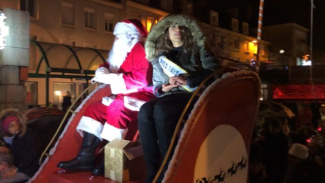 Malgré la pluie, les spectateurs étaient présents pour la parade nocturne