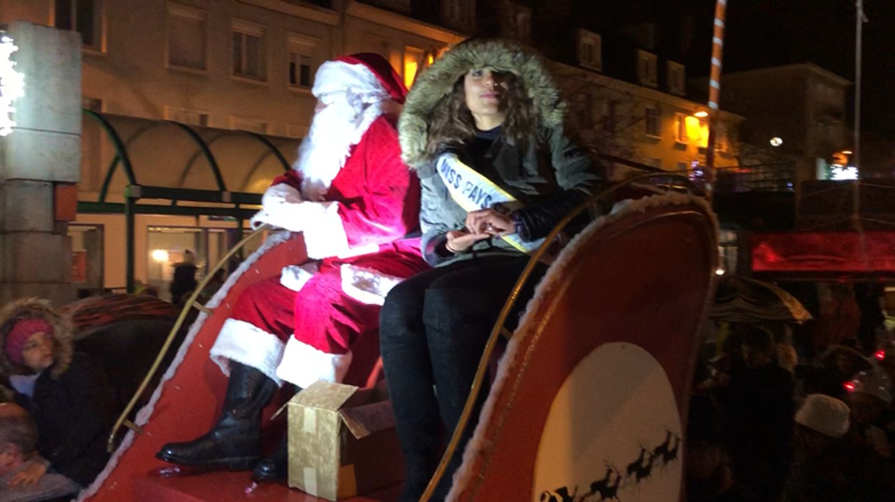 Malgré la pluie, les spectateurs étaient présents pour la parade nocturne