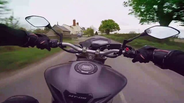 Ce motard rate son virage et se gamelle...