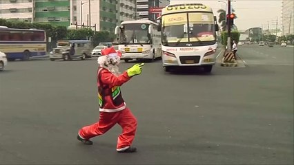 هذا الصباح-رجل مرور فلبيني يؤدي عمله برقصات أكروباتية