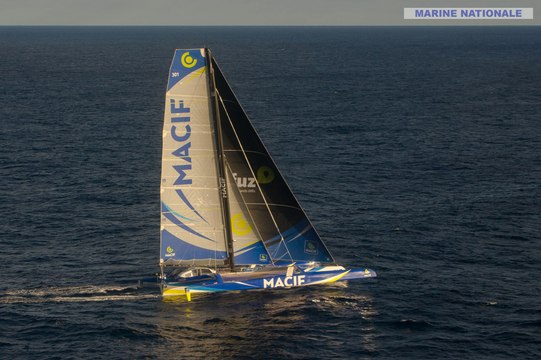 Premières images du trimaran MACIF par la Marine Nationale