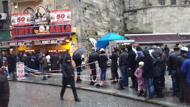 Yılbaşı İkramiyesi İçin Nimet Abla Gişelerinde Uzun Kuyruklar Oluştu