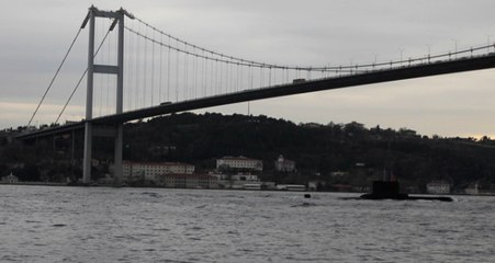 Türk Denizaltısı Boğazdan Geçerken Vatandaşlar Fotoğraf Çekti
