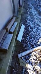 Un ouvrier retrouve son collègue en position galère MDR