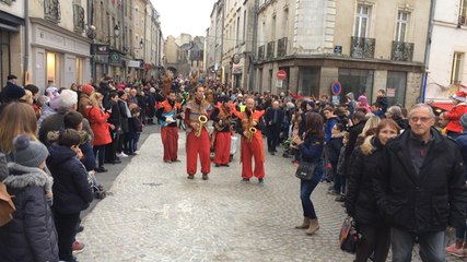 Arrivée en fanfare du Père Noël à cheval