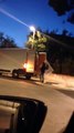 Separatistas roban pancartas de Ciudadanos y se las llevan en una furgoneta