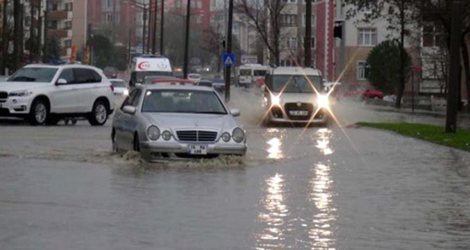 Edirne'de Sağanak Yağış Nedeniyle Sokaklar Göle Döndü, Evleri Su Bastı