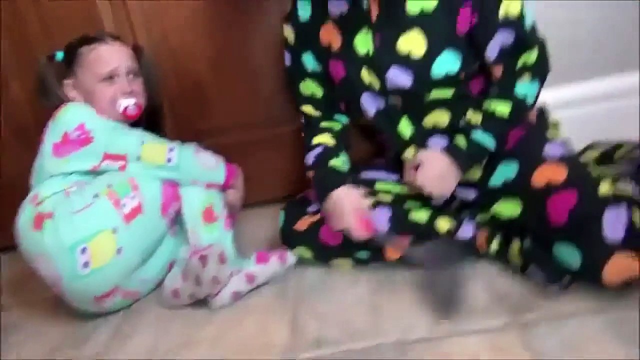 Giant Spider vs Spatula Girl Victoria Annabelle Toy Freaks Daddy Hidden Egg