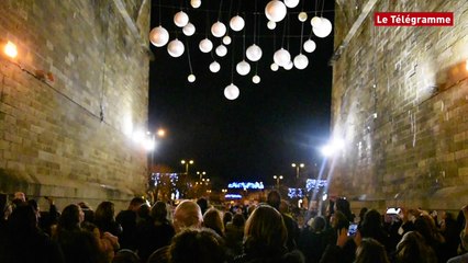 Morlaix. Le Père Noël descendant du viaduc
