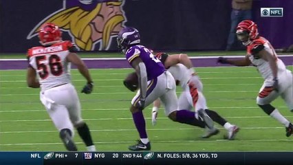 McKinnon gets WIDE OPEN on wheel route, cuts back for 41 yards