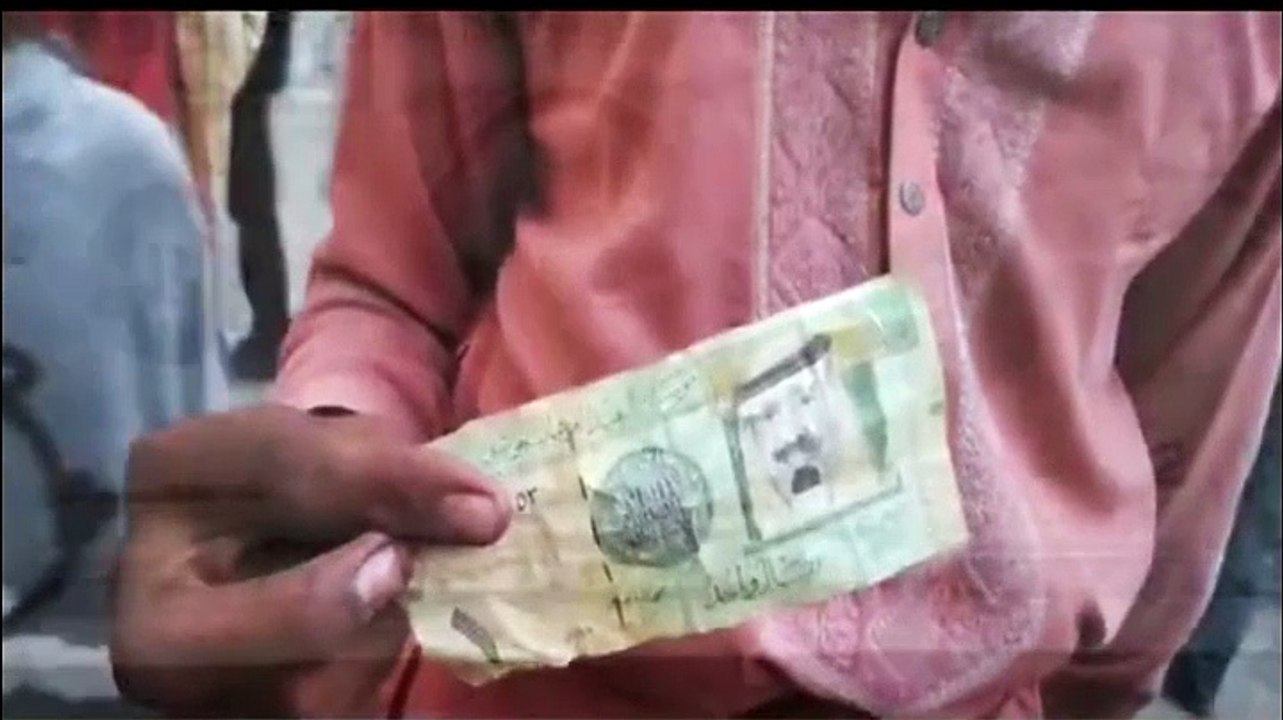 Khanpur main SHADI kay Duran baratioon nay DOLLAR, DABA PACK MOBILE PHONE AUR RIYALON kie BARISH kar de
