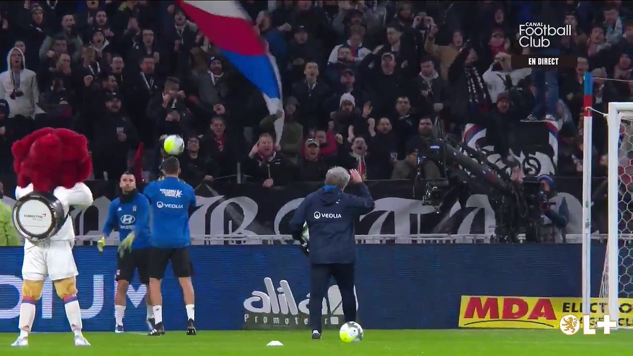 Lyon-Marseille : Joël Bats arrivant pour l'échauffement devant le virage nord. Avec une écharpe.